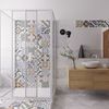 Baño con ducha y azulejo estampado