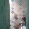 Baño, pared de estenciles y puerta decorativa