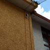 Cámara viendo el pasillo de condominio ,con la visión  "encontrada" con la otra