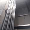 Canalización con tuberia tipo conduit galvanizado de pared gruesa.