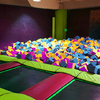 Cancha de trampolines con alberca de espuma