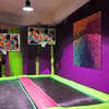 Cancha de trampolines con canastas