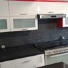 Cocina fabricada con puertas al alto brillo con cubierta de granito