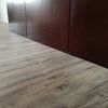 Colocación de piso vinilico Glue Down, color avellana de 3 mm marca LALUR
