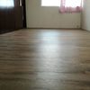 Colocación de piso vinilico Glue Down, color avellana de 3 mm marca LALUR