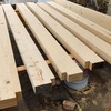 Colocación de vigas de madera de nogal