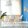 Comedor con pared en azul