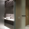 Detalle de puerta cristal templado