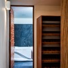Detalle de vestidor con vista al jacuzzi.