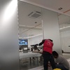 En proceso de colocación de película decorativa tipo esmerilada