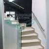 Escalera corta con pasamanos