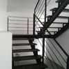 Escalera de herrería y huellas de madera maciza