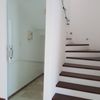 Escalera y cava de vinos