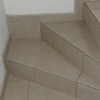 Escaleras niveladas y revestidas con porcelanato