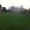 Fachada hacia el Jardin