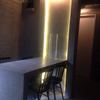 Iluminación en Barra de concreto pulido