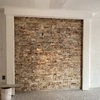 Muro con cantera e iluminación led para sala