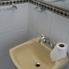 Paredes y lavabo sin sarro terminado