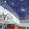Plafond de vidrio con cortes de vinil a dos tonos