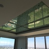 Plafond de vidrio laminado con toques de fibra de vidrio.