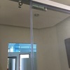 Puera de cristal con sistema eléctrico