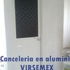 puerta de aluminio en tono blanco