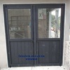 puerta de aluminio en tono negro