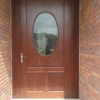 Puerta principal con luna de cristal