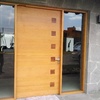 Puerta principal de residencia