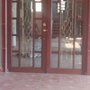 Puerta residencial con vitral