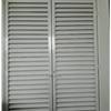 Puertas con rejillas.