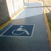rampa de acceso a hospital para discapacitados.