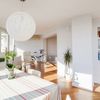 Salón moderno de planta irregular