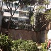 Sosteniendo ramas con ayuda de personal en tierra.