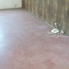 Suciedad en piso de sala comedor