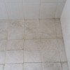 Suciedad en piso de sanitario