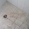 suciedad en piso de sanitario