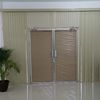 VERTICALES DE PVC CON HORIZONTALES DE ALUMINIO EN PUERTA