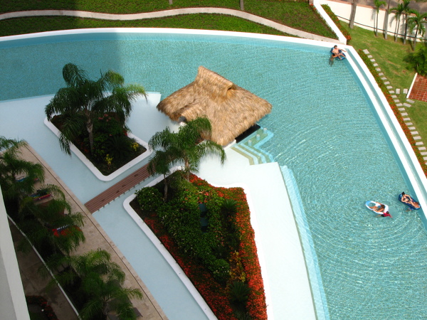 ¿Cuánto saldria una piscina de esas dimenciones para un hotel de playa?