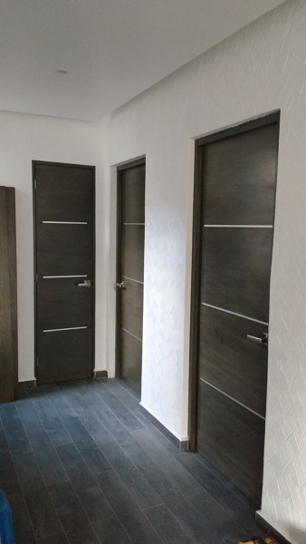 ¿De qué material están fabricadas las puertas de la imagen?