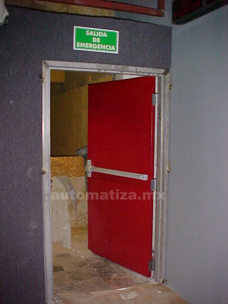 ¿Cuánto cuesta una puerta de emergencia con barra antipánico?