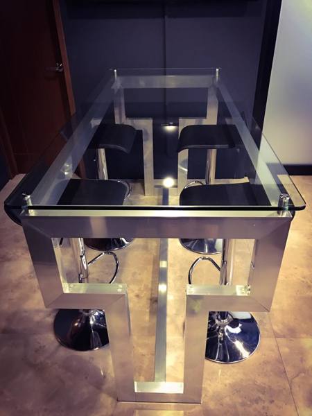 ¿Medias y precio de esta mesa?