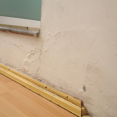 Reparar humedad en techo del baño quitar y poner unos azulejos del