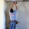 Mueble para centro de entretenimiento en cuarto con pared de tabla roca